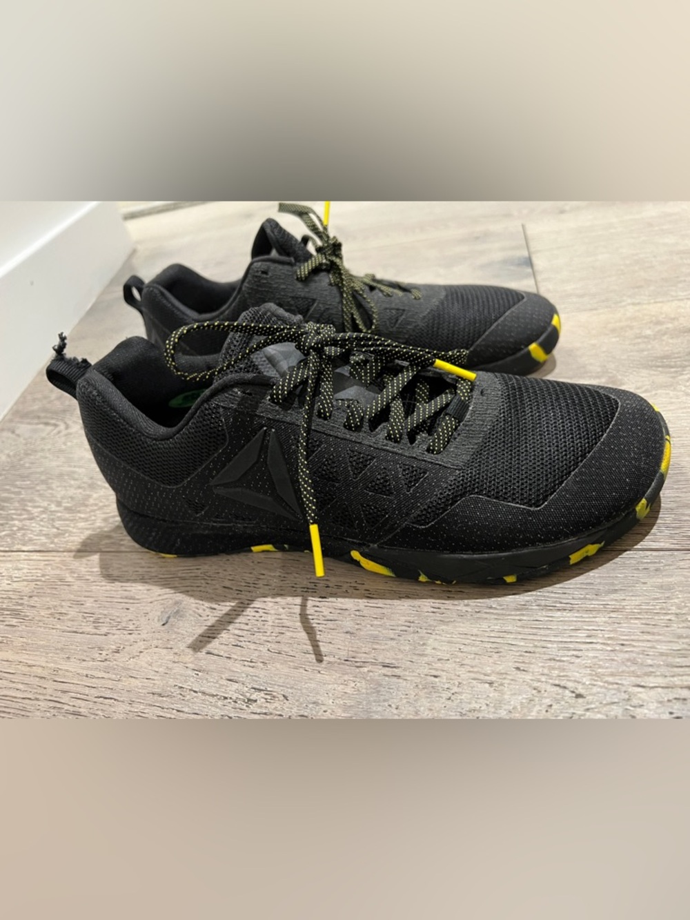 Reebok Women’s Nano 6 Athletic Sneakers Black with Yellow Accents Size 10